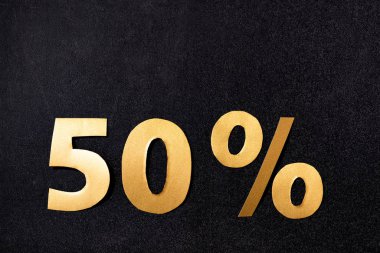 Siyah arkaplanda% 50 işaretinin üst görünümü