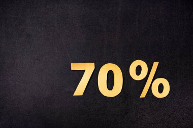 Siyah arkaplanda% 70 işaretinin üst görünümü