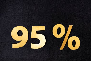 Siyah arkaplanda% 95 işaretinin üst görünümü
