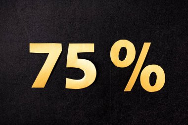 Siyah arkaplanda% 75 'lik işaretlerin üst görünümü