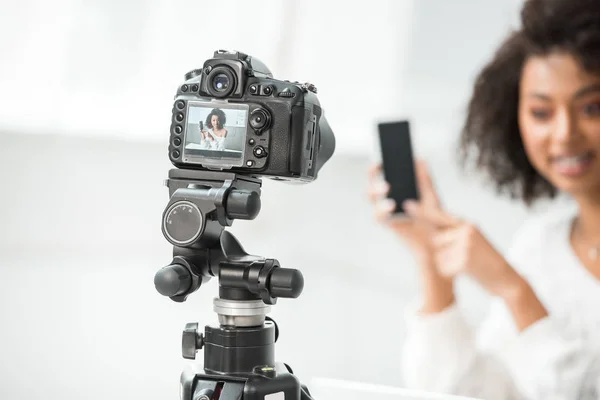 Foco Seletivo Câmera Digital Com Atraente Blogueiro Vídeo Afro Americano — Fotografia de Stock