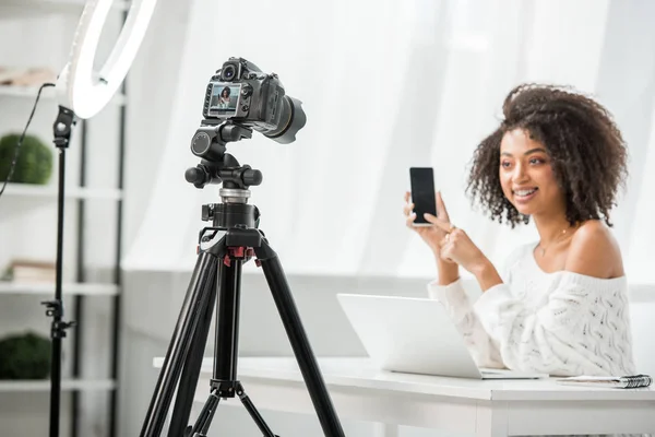 Selectieve Focus Van Digitale Camera Buurt Van Aantrekkelijke Afrikaanse Amerikaanse — Stockfoto