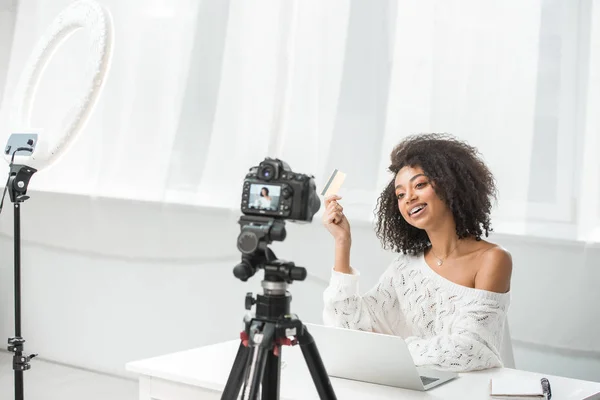 Selective Focus Happy African American Influencer Braces Holding Credit Card — 스톡 사진