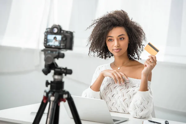 Selektivt Fokus Afrikansk Amerikansk Influencer Innehar Kreditkort Nära Bärbar Dator — Stockfoto