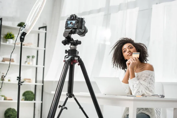 Selective Focus Young African American Influencer Holding Credit Card Laptop — Stock Photo, Image