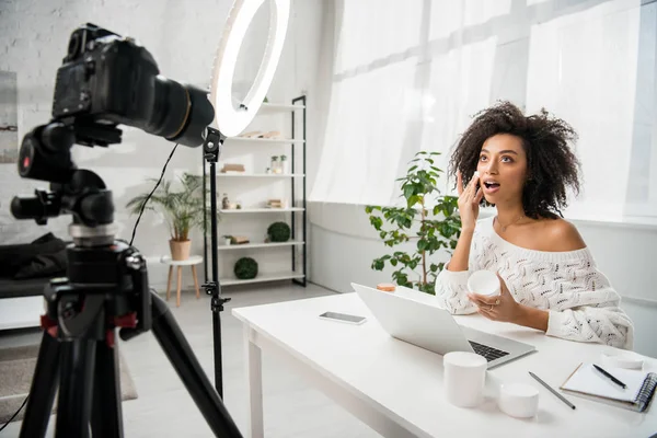 Selective Focus Surprised African American Influencer Braces Applying Cosmetic Cream — Stock Photo, Image