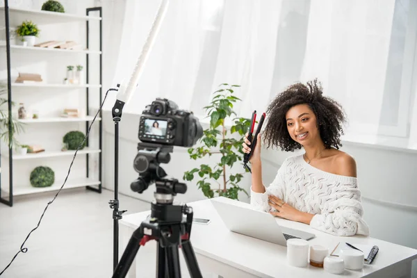 Selective Focus Cheerful African American Influencer Braces Holding Hair Straightener — 스톡 사진