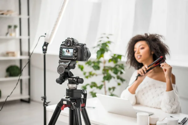 Foco Seletivo Câmera Digital Com Influenciador Afro Americano Aparelho Usando — Fotografia de Stock