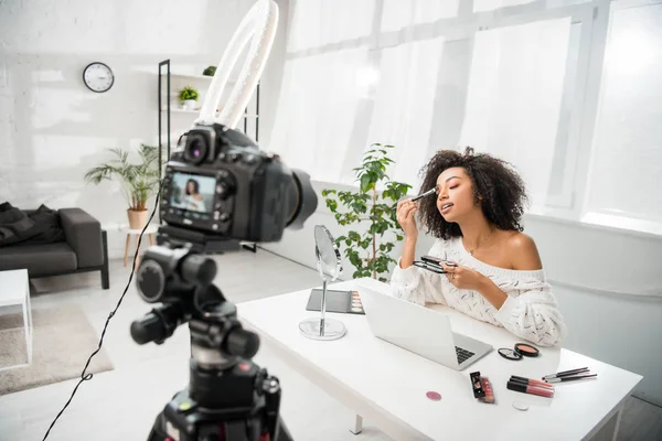 Selective Focus Curly African American Influencer Braces Applying Makeup Digital — ストック写真
