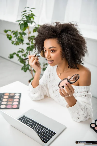 Chica Americana Africana Rizada Aplicando Cosméticos Decorativos Cerca Computadora Portátil — Foto de Stock