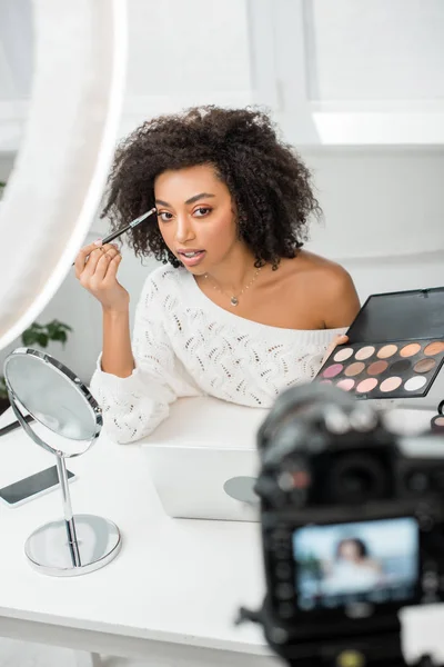 Enfoque Selectivo Hermosa Afroamericana Video Blogger Aplicando Sombra Ojos Mirando — Foto de Stock
