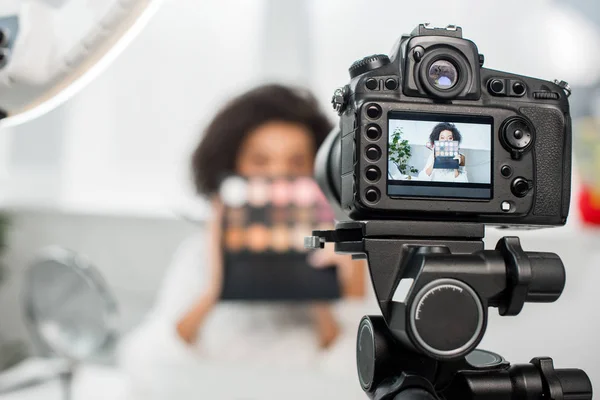 Foco Seletivo Câmera Digital Com Encaracolado Blogueiro Vídeo Americano Africano — Fotografia de Stock