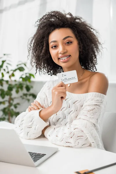 Selective Focus Cheerful African American Girl Braces Holding Card Influencer — Stock Photo, Image