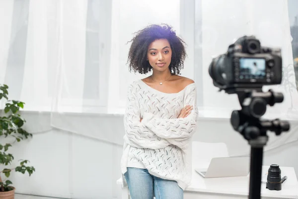 Selective Focus Curly African American Influencer Standing Crossed Arms Looking — Stock Photo, Image