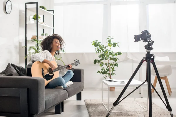 Diş Teli Takmış Dijital Kameranın Yanında Akustik Gitar Çalan Mutlu — Stok fotoğraf