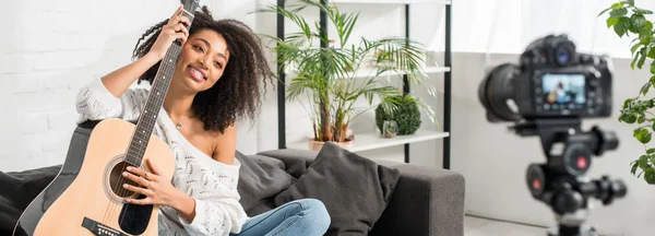 Tiro Panorâmico Menina Americana Africana Feliz Aparelho Segurando Guitarra Acústica — Fotografia de Stock