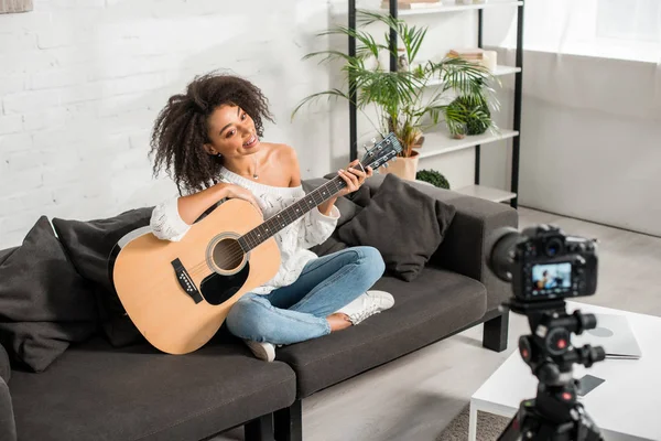 Foco Seletivo Menina Americana Africana Alegre Aparelho Segurando Guitarra Acústica — Fotografia de Stock