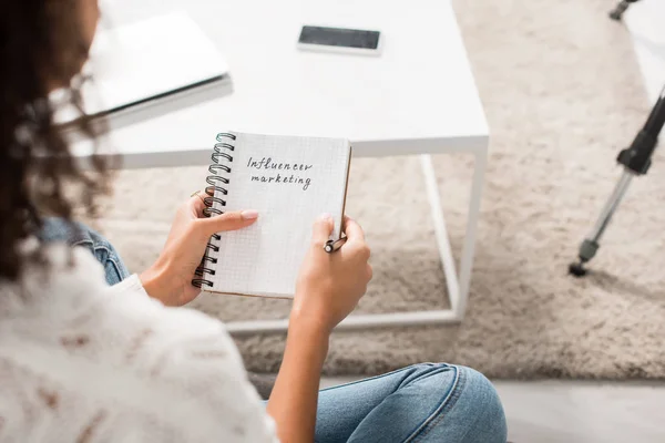 Szelektív Fókusz Afro Amerikai Lány Gazdaság Notebook Befolyásoló Marketing Betűkkel — Stock Fotó