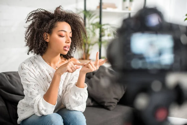 Selektivt Fokus Afrikansk Amerikansk Inftuencer Räkna Fingrar Nära Digitalkamera — Stockfoto