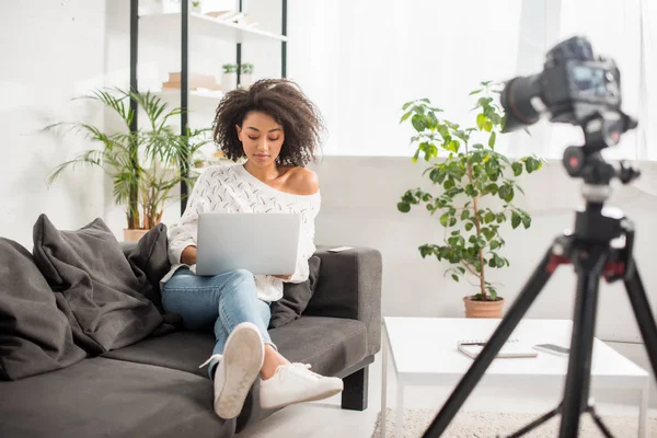 Selective Focus African American Video Blogger Using Laptop Digital Camera — Stock Photo, Image