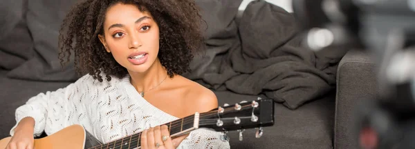 Panoramabild Ung Afrikansk Amerikansk Flicka Hängslen Spelar Akustisk Gitarr Nära — Stockfoto