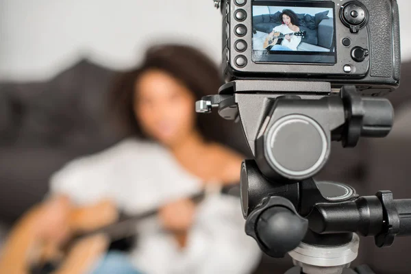 Foco Seletivo Menina Americana Africana Encaracolada Aparelho Tocando Guitarra Acústica — Fotografia de Stock