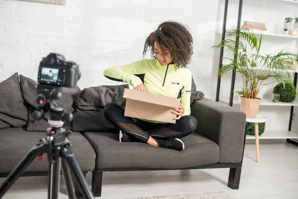 Selective Focus Sportive African American Influencer Opening Carton Box Digital — 스톡 사진