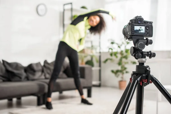 Selektivt Fokus Digitalkamera Med Afrikansk Amerikansk Video Bloggare Hängslen Träning — Stockfoto