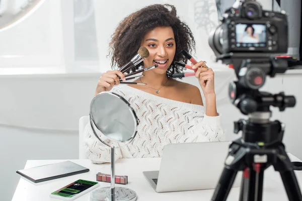 Selektiver Fokus Glücklicher Afrikanisch Amerikanischer Influencer Zahnspangen Die Lippenglanz Und — Stockfoto