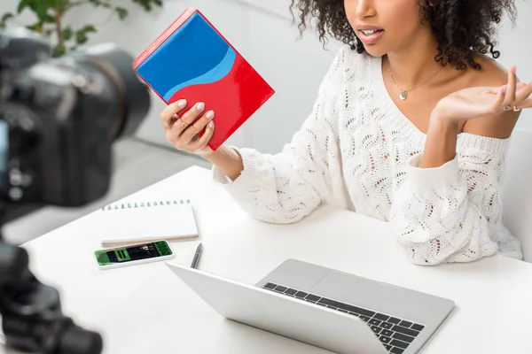 Vista Recortada Del Influencer Afroamericano Tirantes Que Sostienen Caja Colores — Foto de Stock