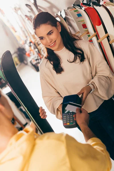 Smiling Worker Holding Terminal Client Paying Credit Card Holding Ski — Stock Photo, Image
