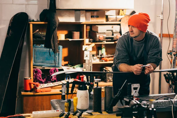 Travailleur Debout Près Snowboard Regardant Loin Dans Atelier Réparation — Photo