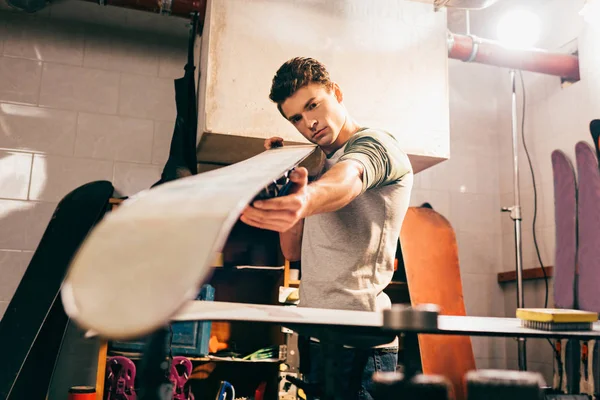 Foco Seletivo Trabalhador Segurando Snowboard Oficina Reparação — Fotografia de Stock