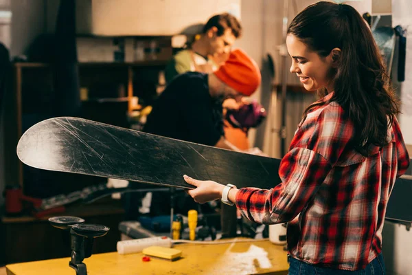 Sonriente Trabajador Celebración Esquí Colegas Fondo Taller Reparación — Foto de Stock