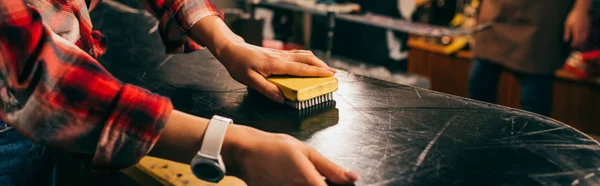 Panoramic Shot Worker Using Brush Snowboard Repair Shop — Stock Photo, Image