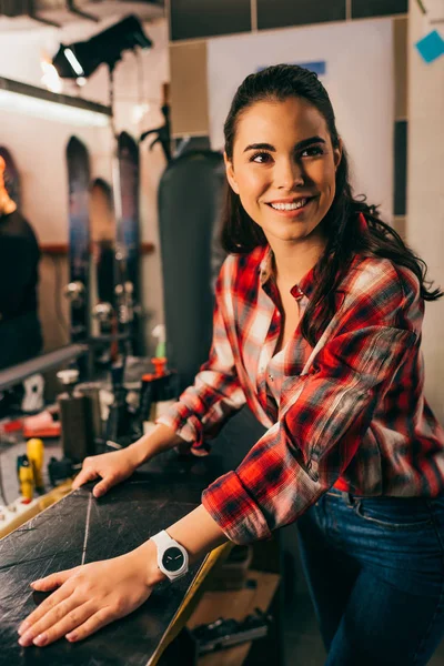 Sonriente Trabajador Sosteniendo Snowboard Mirando Hacia Otro Lado Taller Reparación — Foto de Stock