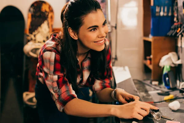 Trabajador Sonriente Reparación Esquí Mirando Hacia Otro Lado Taller Reparación — Foto de Stock