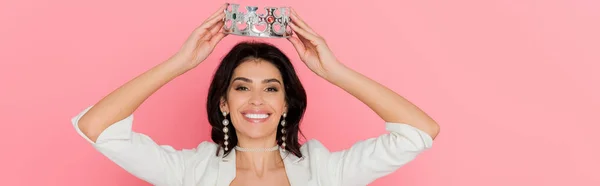 Tiro Panorâmico Mulher Sorridente Segurando Coroa Isolada Rosa — Fotografia de Stock