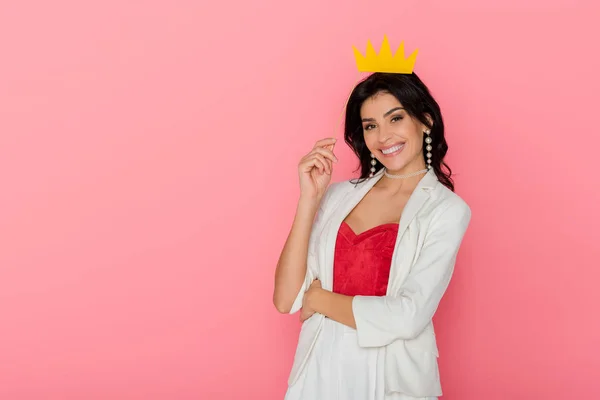 Leende Kvinna Innehav Papper Krona Tittar Kameran Rosa Bakgrund — Stockfoto