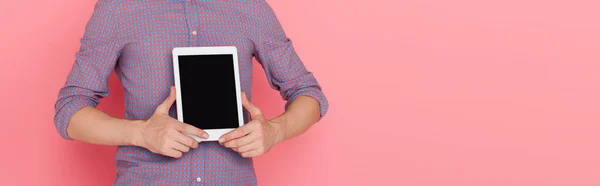 Panoramaaufnahme Eines Mannes Mit Digitalem Tablet Auf Rosa Hintergrund — Stockfoto
