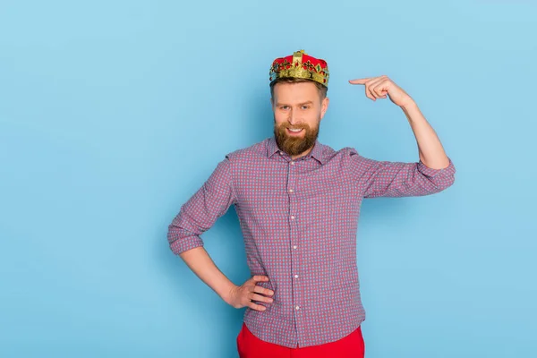 Smiling Man Pointing Finger Crown Blue Background — 스톡 사진
