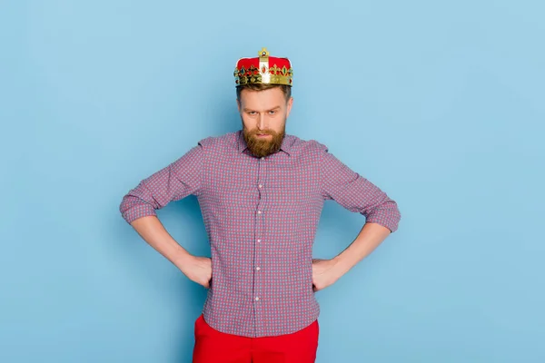 Boze Man Met Kroon Kijken Naar Camera Blauwe Achtergrond — Stockfoto