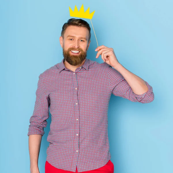 Sorridente Bonito Homem Segurando Coroa Papel Fundo Azul — Fotografia de Stock