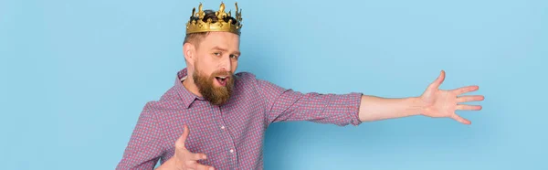 Panoramic Shot Shocked Man Crown Pointing Hand Blue Background — Stock Photo, Image