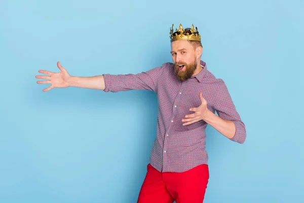 Shocked Man Crown Pointing Hand Blue Background — Stock Photo, Image