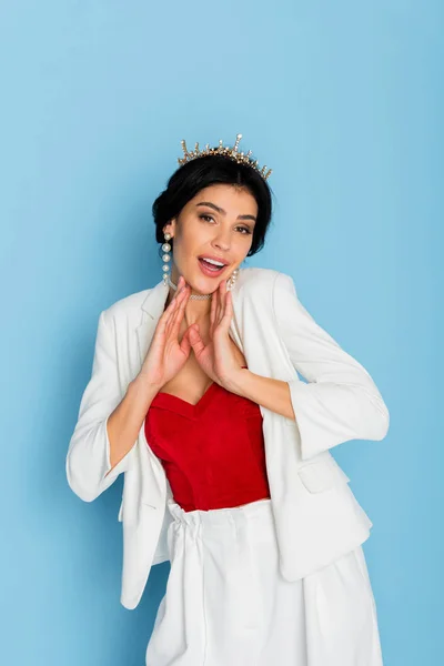 Shocked Woman Crown Looking Camera Blue Background — Stock Photo, Image