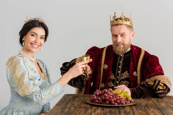 Glimlachende Koningin Koning Met Kronen Klinkend Met Bekers Geïsoleerd Grijs — Stockfoto