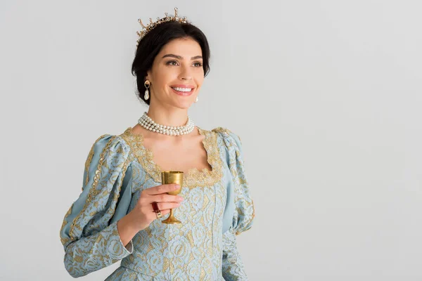 Sonriente Reina Con Corona Sosteniendo Taza Aislado Gris — Foto de Stock