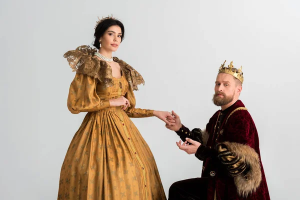 Koning Met Kroon Buigen Knie Hand Hand Met Koningin Geïsoleerd — Stockfoto