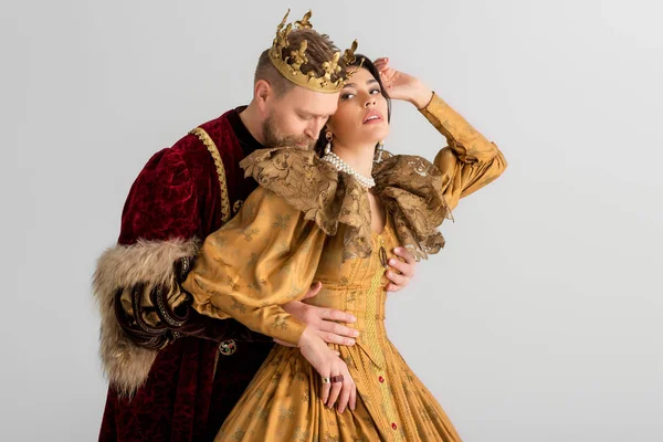 Rei Com Coroa Abraçando Rainha Atraente Isolado Cinza — Fotografia de Stock
